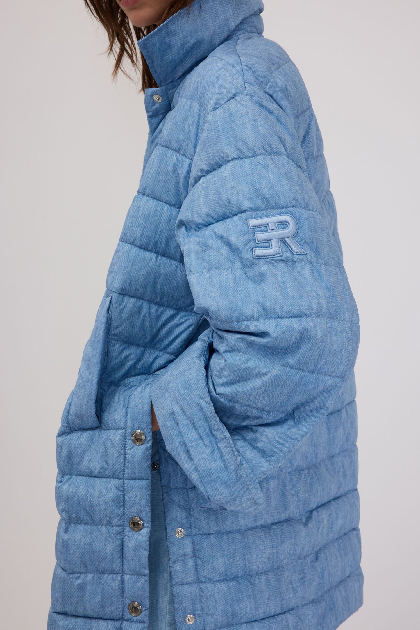 BASICXL DENIM PRINTET DUNJAKKE MED LOGO OG GYLDNE KNAPPER