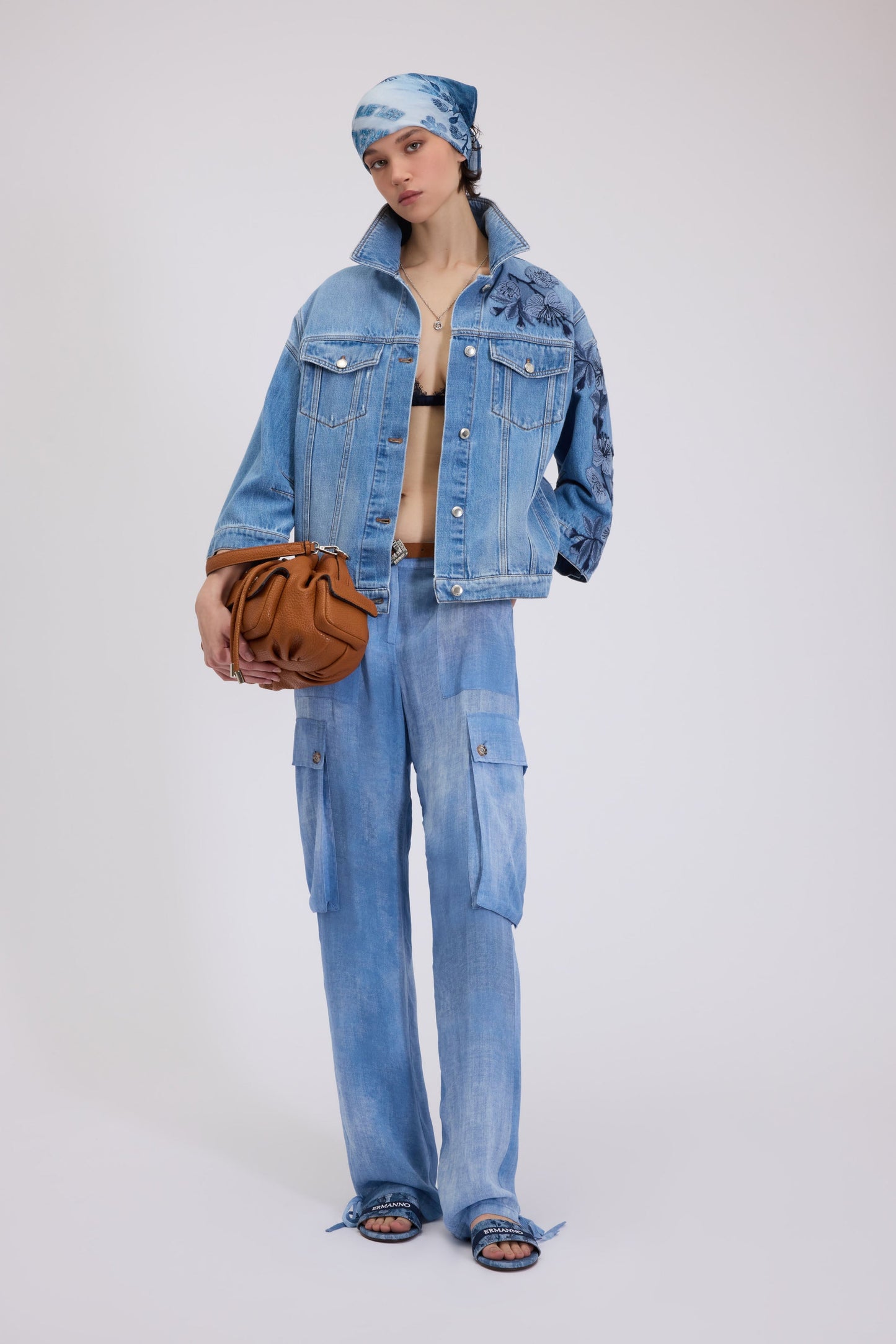 BASICXL OVERSIZE DENIMJAKKE MED BLOMSTERBRODERI