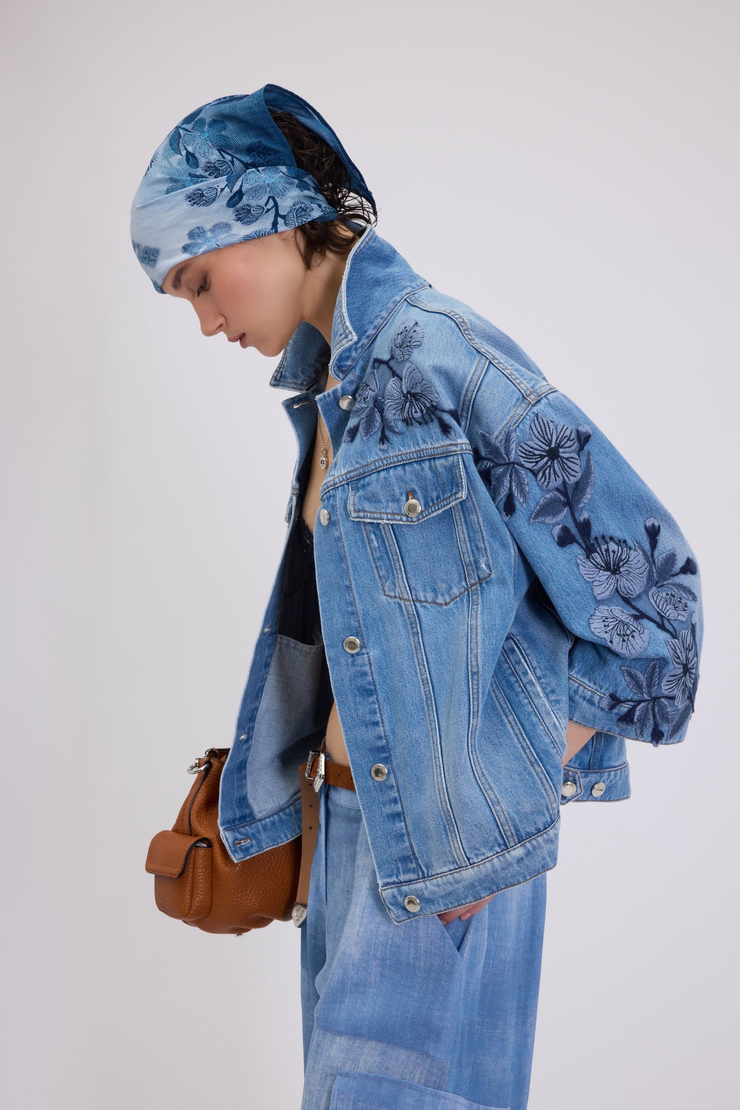 BASICXL OVERSIZE DENIMJAKKE MED BLOMSTERBRODERI