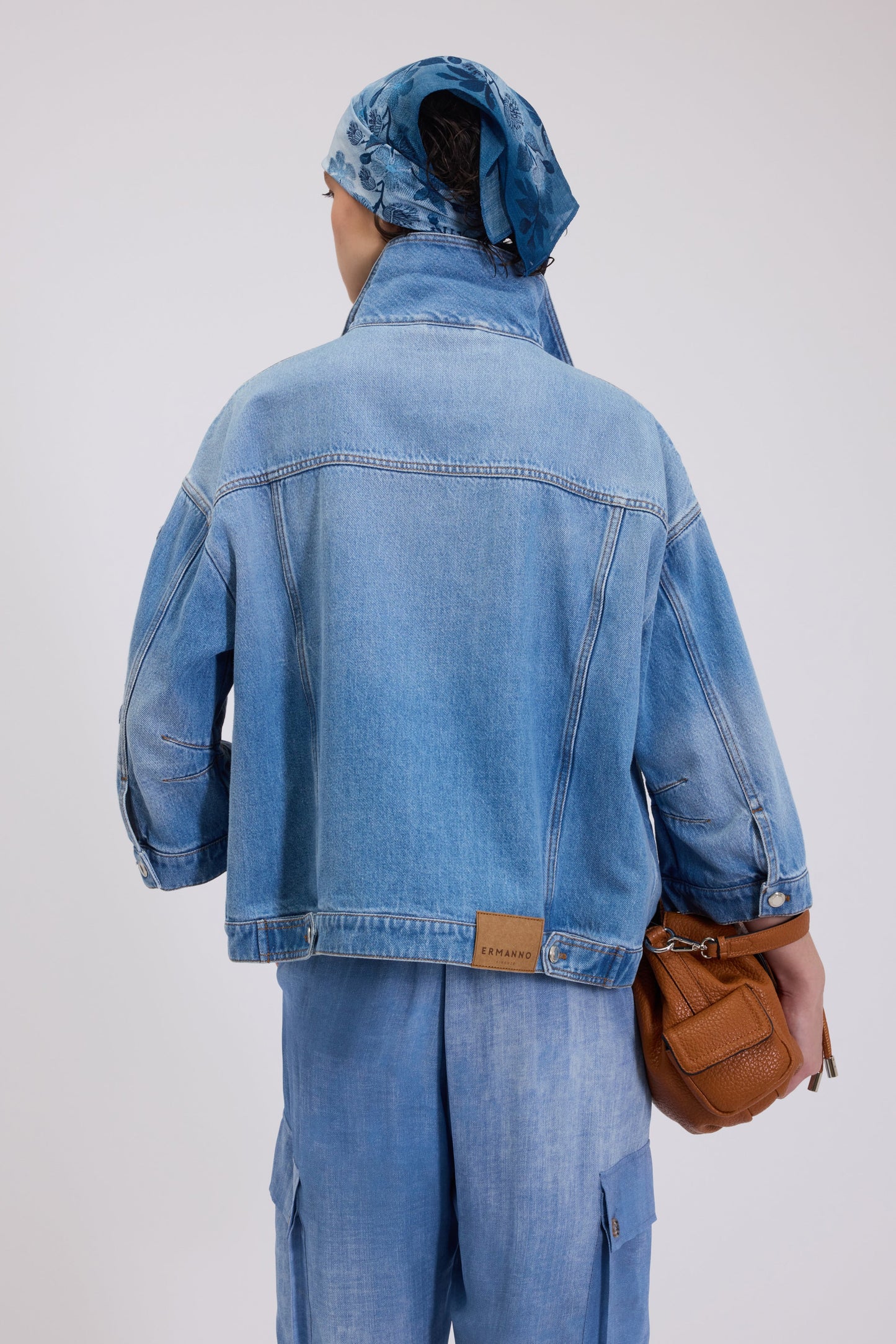 BASICXL OVERSIZE DENIMJAKKE MED BLOMSTERBRODERI